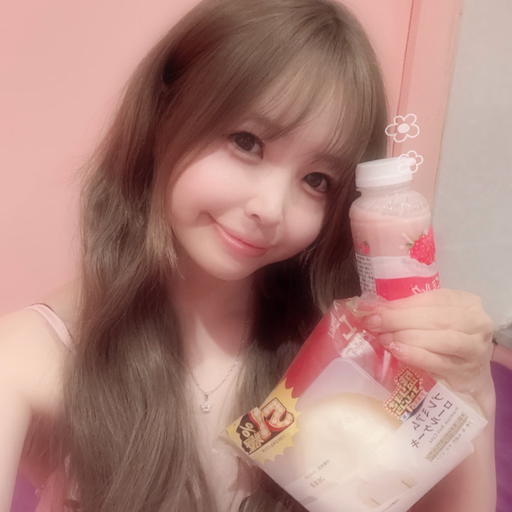 出勤してますー！！！🫶




本指名のお兄様差し入れありがとう🍓





このいちごミルクだいすき！！！
たまらん大量のクリームも最高🤤




ありがとう😊💓‪