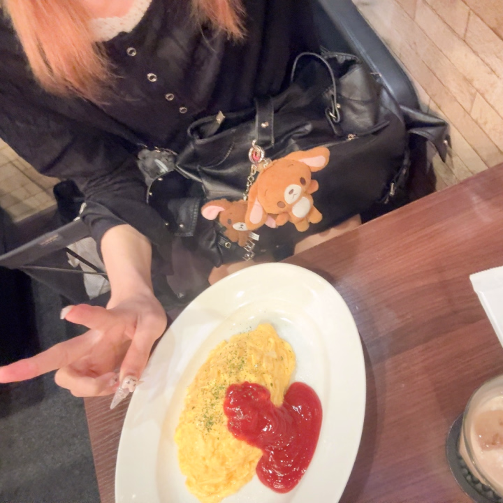 こんばんは😊 こはです
本日もありがとうございました‼️
今日は雨で移動が大変だったね…🌀🌀
そんな中お仕事とかお疲れ様だよぉ
明日に備えてゆっくり休んでね( ¡ - ¡ )
こは、この後飲み屋さんのお仕事があるから前ご褒美としてオムライス!
食べに来たよー(o'ч'o)ŧ‹”ŧ‹”
こは、オムライスだーいすき♡ʾʾ
