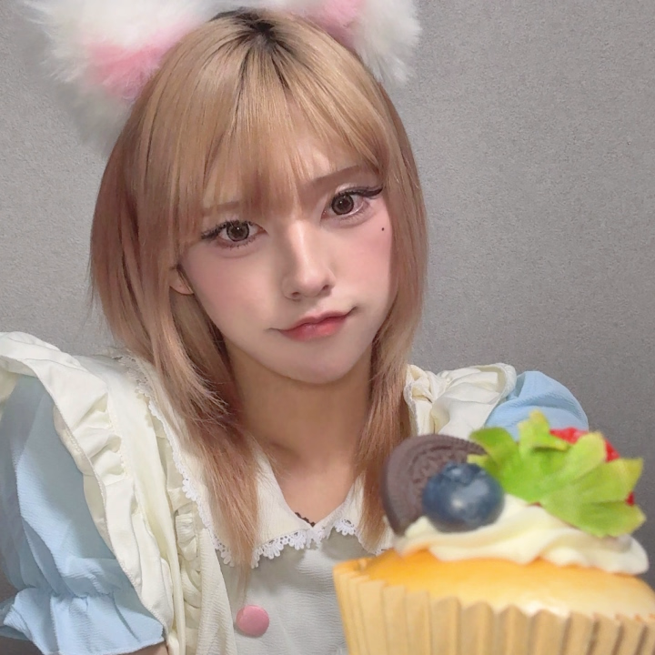 こんにちは😊 こはですっ
じゃーん‼️メイド服来てみたよー?🐈🐾
猫耳もプラスしてみたの
どうかなー🤔🤔
今日は少し早起きして珈琲館のホットケーキたべてきたの❗️
今日も頑張るぞーってことで体力付に🤭︎
いっぱい寝たつもりなのに糖分摂取の成果な…?眠たくなってきた気がする…笑笑