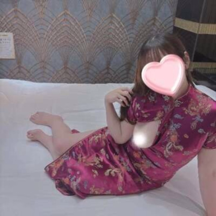 こんばんは、りんです🤍


本日もご予約満了ありがとうございます🥳


泡風呂だったりローション風呂だったり、

今日は楽しく過ごせた1日でした🥹



個人的にローション風呂が好きで

過去に何度も遊んだことがありまして、


どれくらいの湯量で、どれくらいの温度で、

お湯をはるのがベストなのか、


ローション風呂の素の入れ方や撹拌の仕方

などたくさん研究してみました✍🏻



そのおかげで自分なりのコツを掴めたというか、

一応自称ローション風呂プロやらしてもらってます笑笑（冗談です笑）


でもきっと楽しませてあげられると思うので
良かったら一緒に遊んでみよーね😆🛁






りん