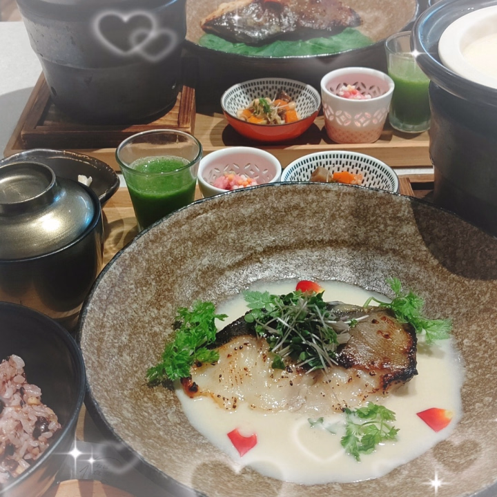 今日はお休みだったので
時間を気にせず
ゆっくり のんびり 過ごしました☕️🌿
お気に入りの飲み物を飲みながら
まったりした時間…✨
お昼寝したり
好きな音楽を聴いたり
何もしない贅沢を満喫できて
心も体もリフレッシュ🍀
たまには こんな
のんびりした休日もいいね🩷