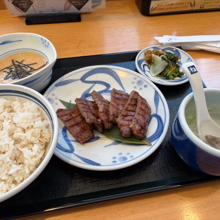 こんにちは！
本日のランチはねぎしの牛タン定食！
このしろたんの厚切りが1番好き💓


今日急遽21時から出勤することになりました✨
本日もよろしくお願いします！