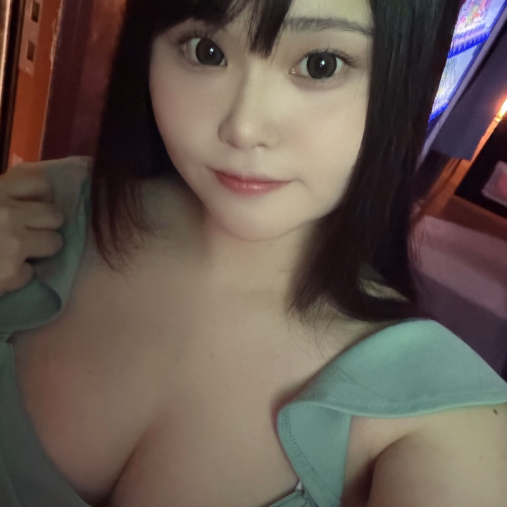 こんにちは✨
本日はネイルDay💅

夏らしくキラキラにしてみました！

ほんとはネイルの写真載せるところなのですが、急いで職場に向かっているところでして、、、💦

また次の日記でお見せしますね💅🥹

次回の出勤は明日20時からです！
よろしくお願いします！

それでは本日も頑張りましょう〜！