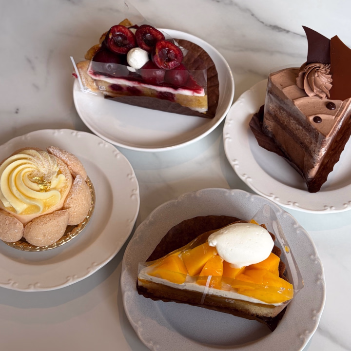 今日はお家でパーティー🎉
美味しそうなケーキをいただきました！

アメリカンチェリーのケーキなんて
珍しいっ✨😳

しつこくない甘さで、
爽やかなケーキでした🍰💓

本日は20時からの出勤です☺️
よろしくお願いします💓