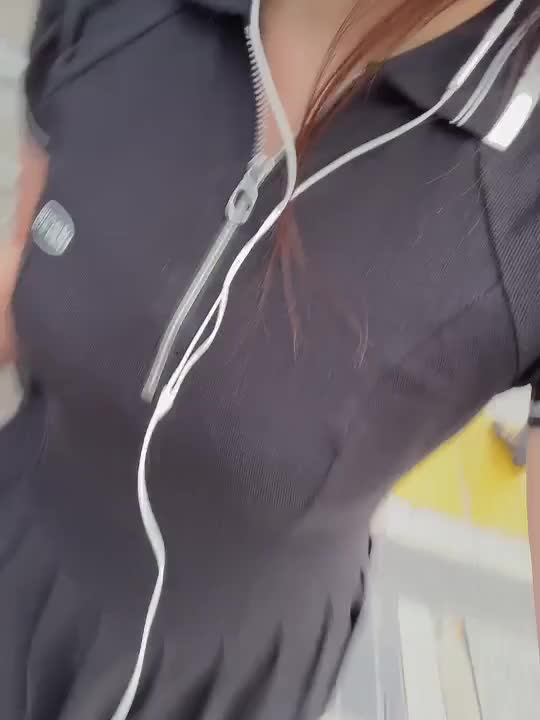 真夏の私🌻
私服🤭

昨日はとても寒くて
夏が恋しくなってしまいました🫢

もう少しあったかくなってくれるといいなぁ😏

そういえば昨日東京に戻って参りました！
明日はハピネス東京五反田20時から24時の出勤です✌️

明日もよろしくお願いします！

ところで皆さんは夏派？冬派？