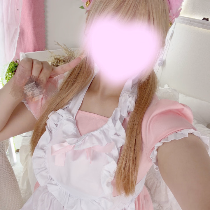 ピンクのメイド服めちゃかわー！実は猫耳付けてるんだけど角度ミスして写ってないショック🐱