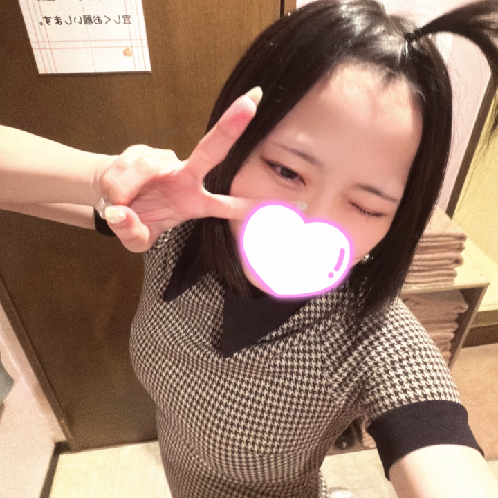 やぴー✌️
にこるんです！！！

今日15時~出勤してて20時まで空いてます！！
普段木曜日出勤しないから是非遊びに来てー！！って言いたいとこだけど
生憎の雨だね☔️
来てくれる時は足元悪いから余裕もってゆっくりおいでね🥲

土曜日まーーた台風くるみたいね🌀🌀
勘弁して欲しいよおおお
どようびおうちで過ごすお兄さんも多いかな、？？
にこるんは出勤予定なんだけど、どうなるかな、。って感じ😭

今週乗り切れば雨強い日も減る気がしてるからにこるんとお兄さんで一緒に励まし会おーね🥺🫶🏻

今日もお誘い待ってます🍀*゜