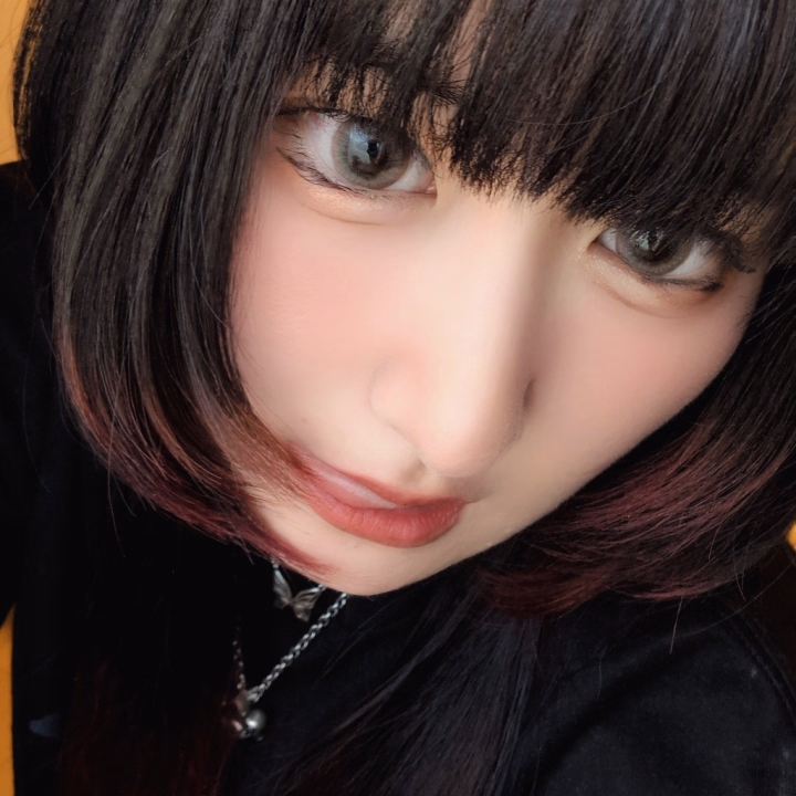 見つめて、離さない。
そのまま全部、私だけにちょうだい…♡

逃がさないよ？
優しく甘やかして、いっぱい愛して。

あなたの視線がこっち向くだけで
もうドキドキ止まらないの…🥺💭

今日はぎゅーってしたくなる夜。
会いに来てくれたら、たくさん甘える準備して待ってるね♡