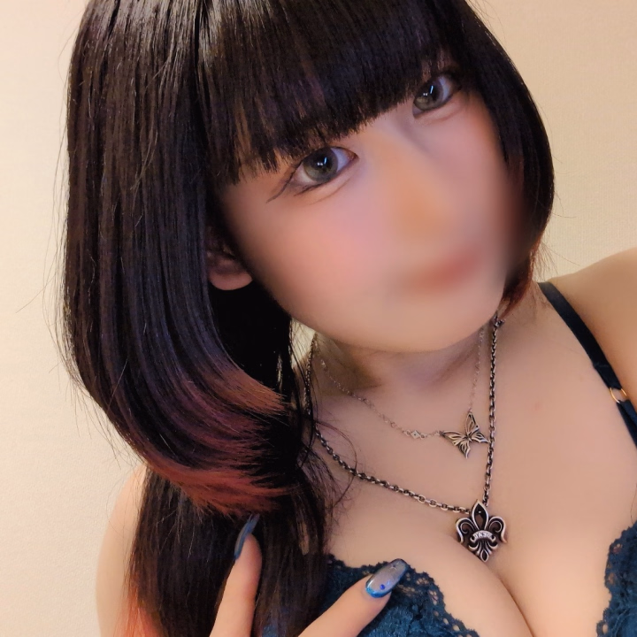 早く会いたいなーって、ずっと考えてる💭♡

「今なにしてるかな？」とか
「次いつ会えるかな？」とか…
気づいたらあなたのことばっかり🥺

会えたらいっぱいお話して、
いっぱい笑って、特別な時間にしようね✨

今日もあなたからのお誘い、待ってます♡