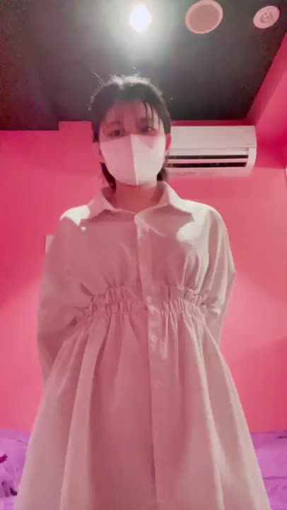 おはろろᐕ )ﾉﾞろろなです

4日目の朝を迎えました！日曜日！

本日はこのお衣装にしました！白のシャツワンピース😊
いかがでしょう？🤭
ポーズも意識してみました😊え、かわいこぶるなって？

ろろな、髪が黒いから白系か淡い方がコントラスト的にいいんですって😀それ以来なるべく白、もしくは淡い色で服を選ぶようになりました😊

でも思いませんか？
これで髪下ろしたら貞子じゃねって。
丈自体は膝上丈なので、ちょっとセクシー気味なんですけど、ひと目でピンと来たので今日はセクシー貞子でいきたいと思います💪
4日目となる今日も9:00-0:00までおりますᐠ( ᐛ )ᐟ
本日もどうぞよろしくお願い致します🙇‍♀️
遊びに来てね💕︎