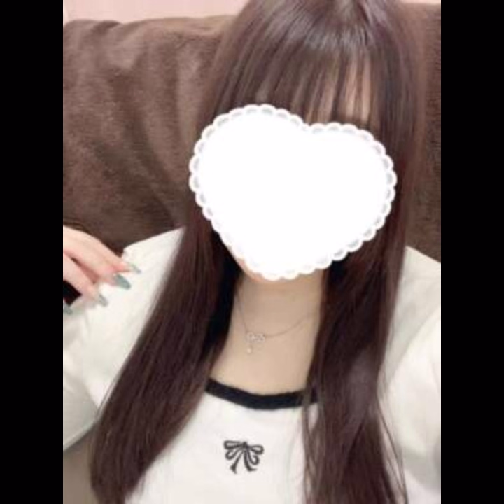 髪10cm切って染めました💜

どうかな似合ってる？💭

やっぱ髪色暗い方が可愛いよね🥺
ハイトーンより暗い方が写真が盛れる✨

清楚に見える👀笑



ふわり🤍