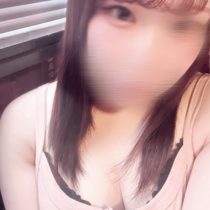 余韻がまだ残ってるかも…💭
今日のプレイ、ずっと余韻が抜けません…。
まったりお風呂入った後のプレイとかの刺激が強すぎて、終わってからもしばらく体がぽかぽかしてる💦
ここに来てから、知らないお兄さんとの時間にドキドキしっぱなしです。
でも、えっちなことが大好きだから毎回本気で楽しんじゃう☺️
フ◯ラでのご奉仕も、自分の感じ方も、どんどん磨いていきたいなって思います。
今日の夜も明日も一緒に気持ちよくなれるお兄さんに出会えますように💗