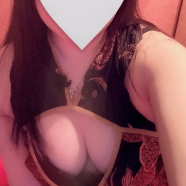 服も下着も脱いだ時にお兄さんのがおっきくなってると「あっ🫢」ってなっちゃう⸝⸝⸝⸝⸝⸝♡
お兄さんのみると早くことみでいっぱい気持ち良くなってほしいなってなるの🤤