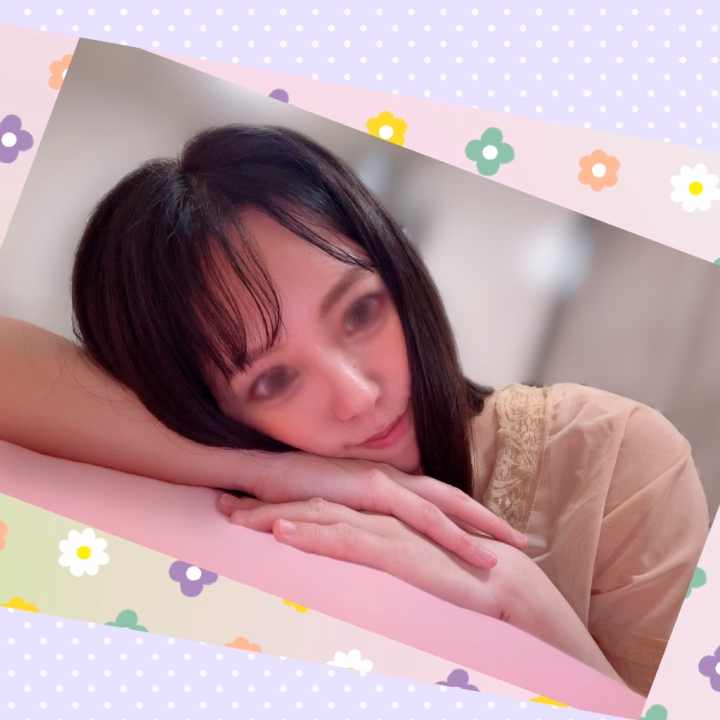 はろー♫
買ってまだ3回くらいしか
履いていないタイツに、
どうやら誤ってハサミが
かすった?みたいで…
穴があいちゃいましたー😭
なんてもったいないことを⤵️
足の上に物を置いて
ハサミを使ったから…後悔。
今のタイツは穴が広がらない構造なので
まだ履いていますけども笑
諦めがつくまで捨てられないんだー。
今日15時までハピネスにいます💟
一緒に燃えましょう🔥
お待ちしていまーす💋
たお