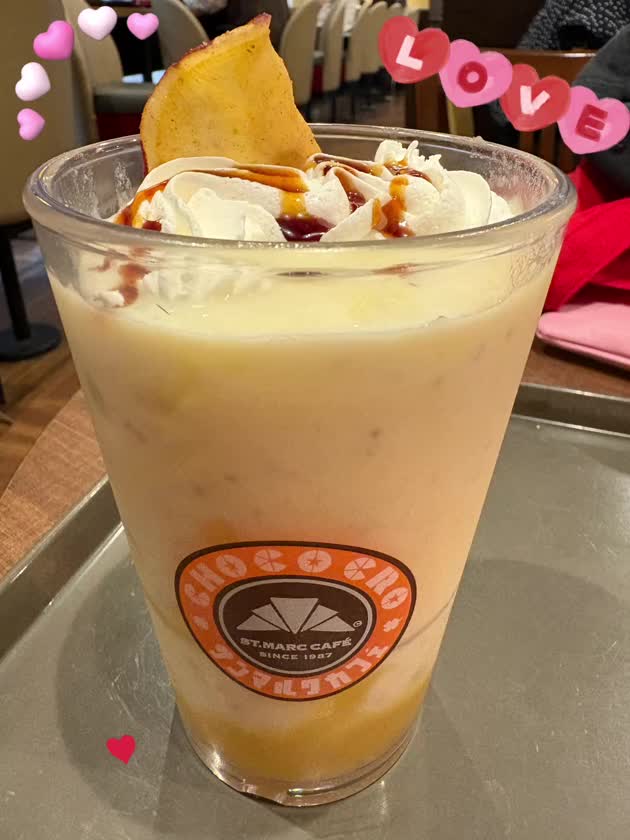 おはようさん🌞

お芋のスムージーを

いただきました♪

逆流性食道炎で

甘いものを控えているのに。

温活中で

冷たい飲み物を控えているのに。

マイルールから逸脱したくなる、

そんな時ってありますよね。

美味しかったから、

今回は良しとしましょう😊

サンマルク、やりますわ✨

お芋好きな方はぜひ👍

他にもいくつかお芋メニューがあって

美味しそうでしたよ♪

ぐっでい(๑˘ ³˘๑)•*¨*•.¸¸♪︎

たお