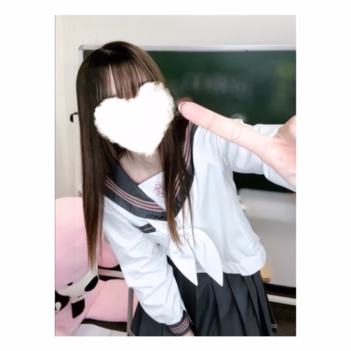 みなとのスベスベで柔らかい太もも、
ぜひお兄さんに味わってほしいな…😙❣️

熱くて硬いおち〇ぽを、
みなとがめちゃくちゃ気持ちよくしてあげる😍

フ〇ラで丁寧に、舌を絡めてお口の中で締め付けて…。

え〇ちのときの可愛い甘え声で、
お兄さんを夢中にしちゃうよ///

早く会って、みなとの体を独り占めして？