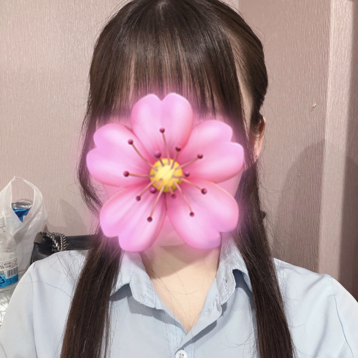 出勤してます✨️
今日もヘアメ可愛くしてもらったよ‎🤍
ホームページ目出しに変えたんだけどどうかな？
スタッフさんに、実物の方がいいって言われたから会いに来てくれると嬉しいな😳
天気悪いのでお気をつけてお越しください(ᴖ ̫ᴖ  )♪