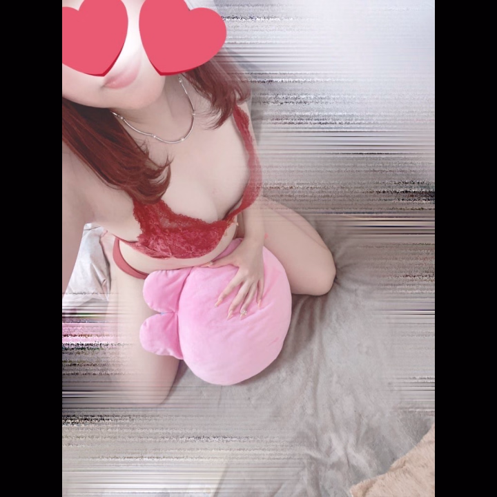 💕お兄さん、ぴょんの写メ日記見てくれてありがとう💕

今日はぴょんと一緒に、ちょっぴりエッチな時間を過ごしませんか？😘

ぴょんといると、何でもないことが特別に感じられるかも...🌟
例えば、お兄さんの手がぴょんの体に触れる瞬間...💫
ぴょん、ゾクゾクしちゃう💕

ぴょんはお兄さんに色々なこと教えてもらいたいなぁ😍
お互いが気持ちよくなる方法、いっぱい知ってるよ💖

一緒にいる時間はあっという間かもしれないけど、濃密な時間を過ごそうね😉✨

お兄さんと会えるの、ドキドキしながら待ってるね💋

💗ぴょん💗