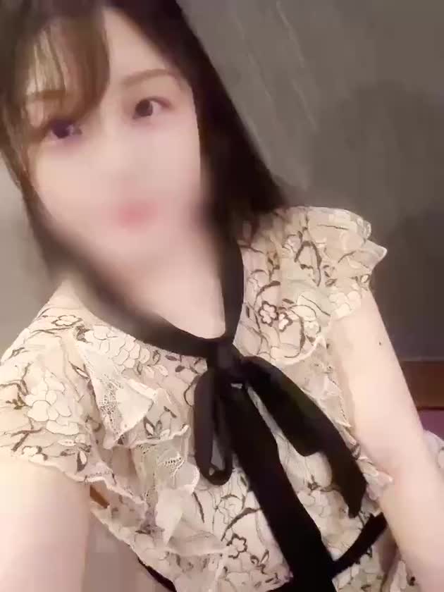 今日のドレスはこんな感じ👗✨️

リボン付いてて可愛い…︎💕︎

背中のチャック下ろしてもらう時
すっごくドキドキしちゃいます🫣

きよら