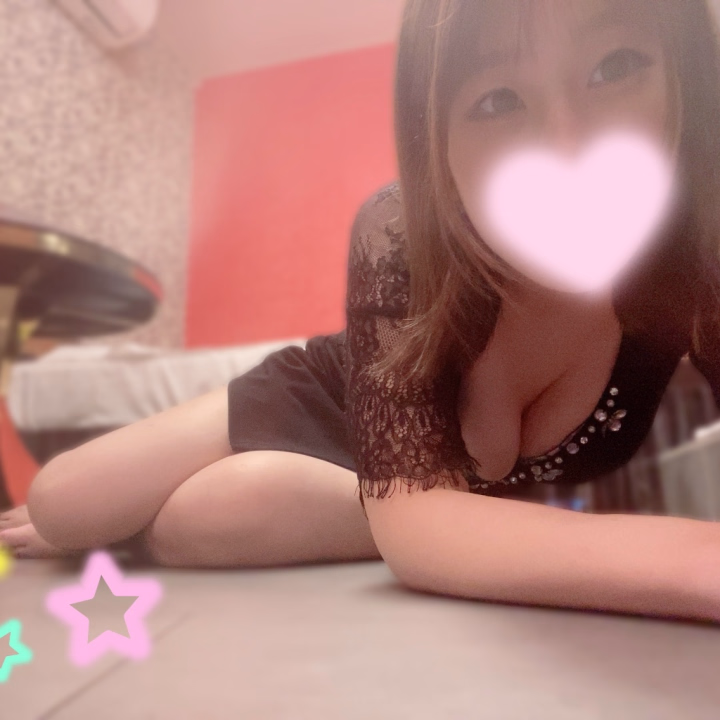 こんばんは🌙

なんか今日暑すぎてヘロヘロなんだけど…😭
寝て回復❤️‍🩹✨

明日も

7:00〜出勤してます😽🧡

どんな衣装かはお楽しみで✨！！
ありなも明日着るのが初だから、楽しみ😊