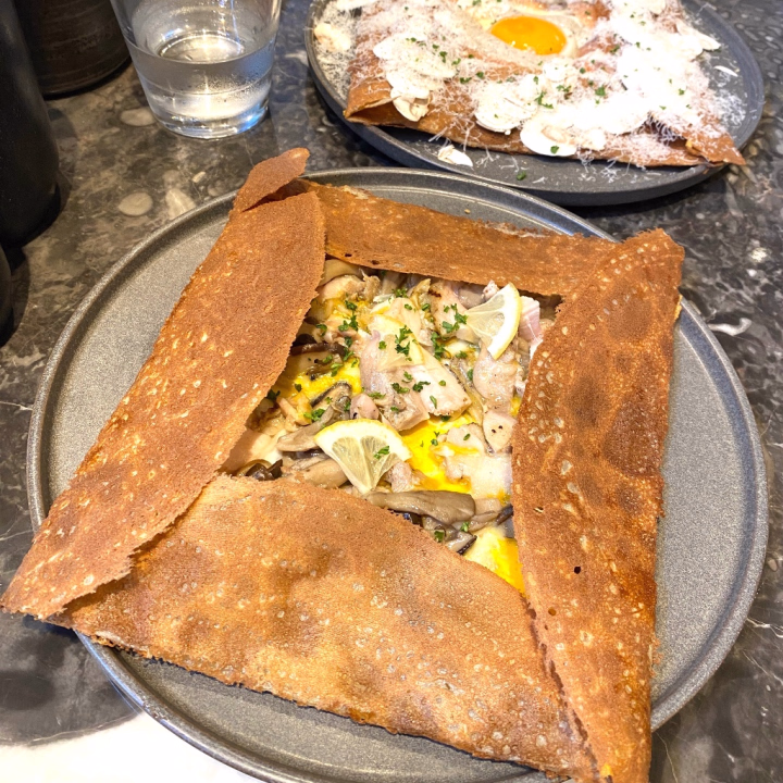 こんばんは🌙

友達とおしゃれなカフェ行って、おしゃな「ガレット」て食べ物を😋

こんなのでお腹いっぱいにならないぜ〜て

思ってたら案外お腹いっぱいになった😳！！

けどちゃんと、その後デザートでパンケーキ食べました😂笑