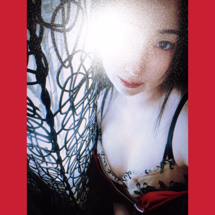 退勤しました🌟

突然の出勤にも関わらず見つけてくださったお兄さま
会いにきてくださり
誠にありがとうございました🙂‍↕️🫶🫶



お部屋の電気。


お！お部屋のインテリアチェンジかしら🎵

なんておもってウキウキしてましたが


どうやら普段の照明が不具合で点かないから
というのが設置の理由らしいですね。笑
なんてこと😂

というわけで洗い場が暗いままです。
でもなんか逆に非日常感あっていいかも！笑

ホテルに入ってきたけど
お互いまだ若干の恥じらいが残るアベックごっこができます🎵


あとこれらの照明は写真撮るのに良い感じなので


店長🥳
できればこのまま設置希望です🥳笑



というわけで
明日は朝9時よりハピネスでお待ちいたしております🙂‍↕️


それでは本日はこれにて
おやすみなさい⭐