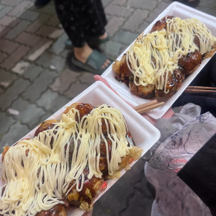 お昼の時間ですね💕︎

これはこの前、お仕事終わりにお店の近くで食べたたこ焼きです🐙✨

同じお店のふゆちゃんと一緒に食べました😋

外で食べるたこ焼きってなんであんなに美味しいんだろ〜ってくらい最高でした🐙🐙🐙🐙

すごく楽しくて、いい思い出💕🔥

あと、たこ焼き屋さんの店員さんがめちゃくちゃ優しくて癒されました🍀

私も将来あの店員さんみたいになりたいなって思うくらいでした！！！

最近の小さな幸せです💞

お兄さんの小さな幸せも教えてね💕︎