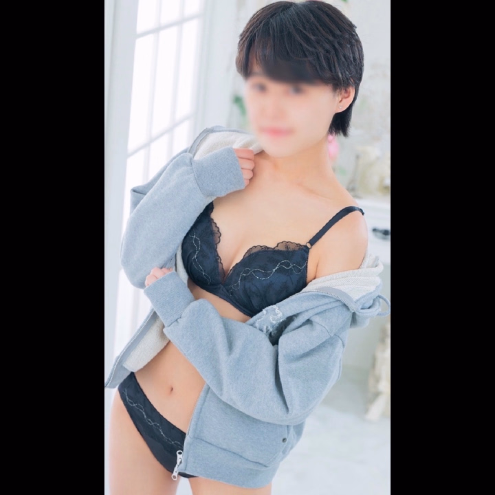 初めまして〜！
『ボーイッシュ』に在籍している
「ほの」です！

趣味がえっちで
四六時中えちえち脳内してます👈🏻

ドMなので責められるのだいすき
まだ新人で経験も浅いので、
いっぱいきもちいこと教えてほしいです

次の出勤は明日4/23(木)
16:30〜19時まで空きあります！

ぜひ、ほのに会いにきてください🫶🏻