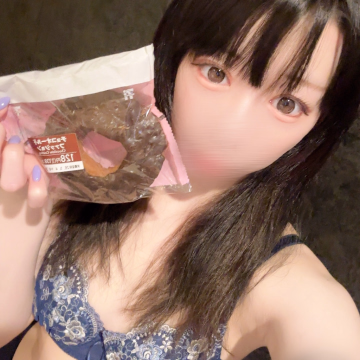 おはようございます☀️

早起きするために買っておいた
ドーナツ食べた🍩💕

事前予約してくれたおにいさん
たくさんイチャイチャしようね(*´ω`*)

今日から本格的にGWのお兄さんが
多いのかな？？
お出かけする時は気をつけて行ってきてね🚗💭