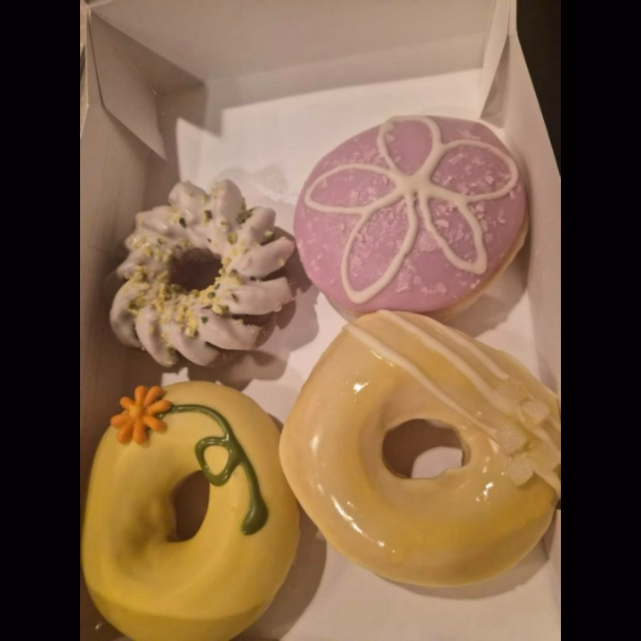 甘いの食べても寂しい…

ドーナツ食べて元気出そうとしたけど
やっぱり会えないと寂しいな🥺
20時半から空いてます🌙
ぎゅってしに来てくれたら嬉しいです…💗