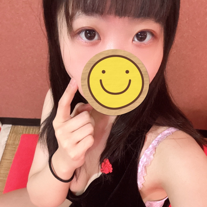 前髪切った🧏🏻‍♀️

前髪切るとすっきり✂️

ぱっつん黒髪のみくだあ！！！