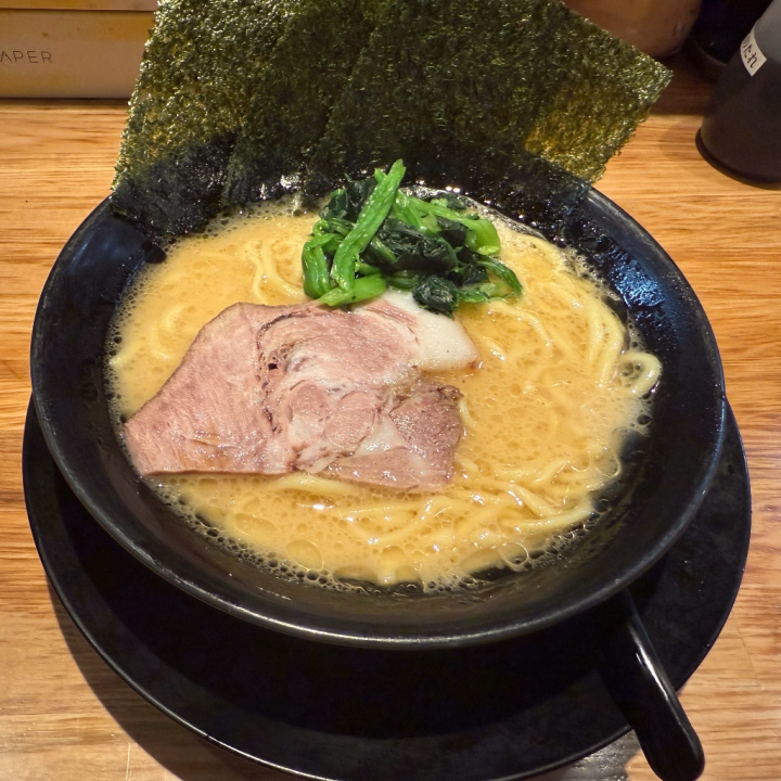 この時間にこれは反則?🤤🍜❤️
飯テロ失礼しますっ
写真見てたらまた食べたくなってきた
みんなは何ラーメン派?🍜