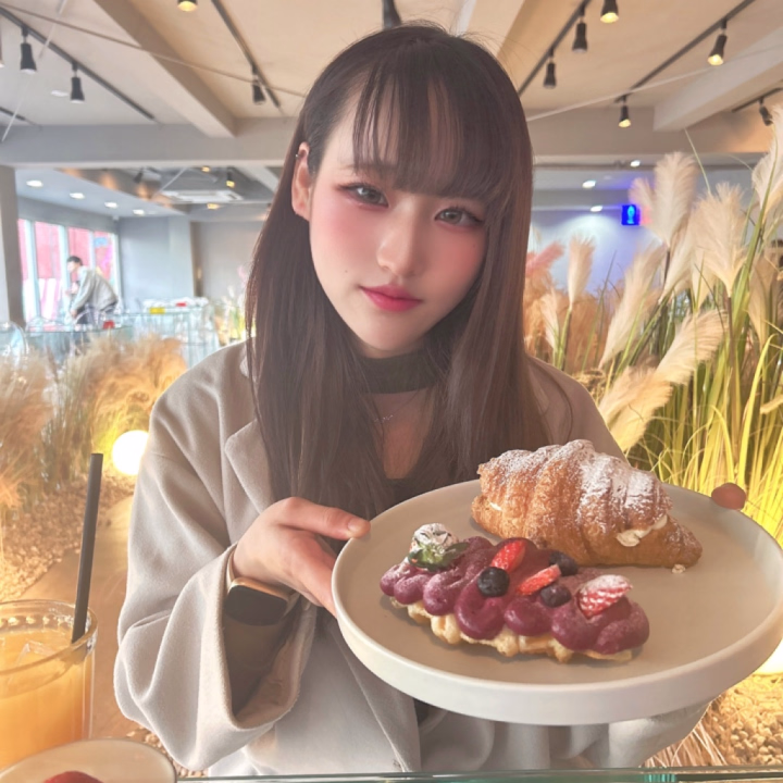 お疲れ様でした〜💕 今日も1日頑張ったね！🌟

アランはお兄さんに会いたいなぁって思ってたよ😘 仕事終わりに、お疲れ様の乾杯🍻したい！

アラン、お兄さんの頑張ってる姿にドキドキしちゃう…💓 今日もたくさんエッチなことしちゃおうかな？😈 アランのこと、いっぱい気持ちよくしてほしいなぁ💕

お兄さん、今からでも遅くないよ！ アランのお店に来てくれたら、一緒に楽しい時間を過ごせるよ😉💖 今日は特別に、お疲れ様のご褒美も用意してるかも…？😋

お兄さんと会えるの、楽しみにしてるね💋 アランの写メ日記、また見に来てね！✨