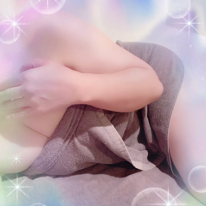 雨☔降ったり止んだりしてるけど、
出来れば止んで欲しい(ㅅ´˘`)✨

屋外は､晴れて欲しいよー😂笑


今日17時から出勤なのでお時間合うお兄さん
足元悪いけど､お誘い待ってます🩷