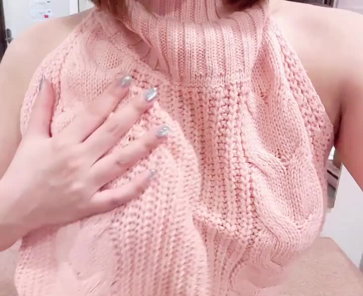 人生初このセーター着ました🤭💖

おっぱいもすぐ見えるけど、背中もめっちゃあいててお尻も丸見え😘


今日のドレスも大人っぽくてかわいいのでぜひ見てほしいなあ🥰