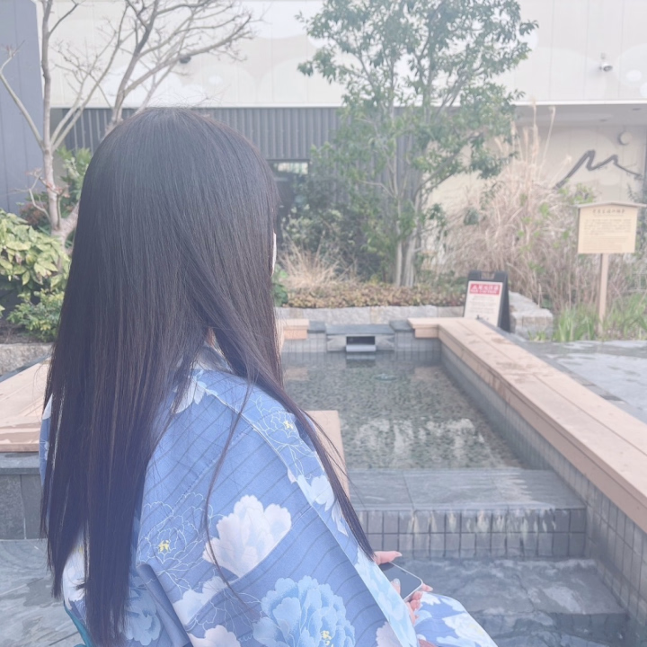 お休み期間中にお友達と温泉行ってきたの♨️🤍

ずーっと楽しみにしてたから朝からテンション高めで、
着いてすぐ露天風呂入ったんだけど景色も空気も気持ちよすぎて
一瞬でとろけちゃった…♡

お湯に浸かりながらぼーっとしたり、
たまにふざけてはしゃいだりしてすごい癒されたなあ💭

サウナもちょっとだけ入ったんだけど
じんわり汗かいて、なんか体の奥からあったまる感じがして
ちょっとだけ大人な時間って感じだった…🤭

お風呂上がりは浴衣に着替えて、
ゆるっとした感じでのんびり過ごしてたんだけど
なんかいつもより無防備な感じでちょっとドキドキしたの内緒ね…♡

こういうゆったりした時間もいいなあって思ったし、
しっかりリフレッシュできたからまたいっぱい頑張れそう✨

次はみるきと一緒にぬくぬくしよ？🫣🤍