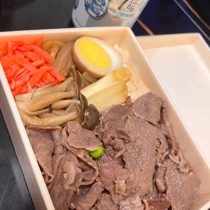 本指様にもらったお弁当🍱♡

美味しいご飯、美味しいお酒で
元気だしてる、、、🥲
肉がめっちゃ柔らかくて美味しい😋♡



退勤後にお財布ないことに
気づいてショックすぎて泣いた…

74,000…


お財布って言っても、
百均のポーチにお金だけ入れてたから
見つかるはずもなく😔‪💧‬


ショックでかすぎて
結構元気ないです、、、


明日出勤なので、
元気づけに来てくれたら
とっても幸せです🥲🥲🥲💓‪