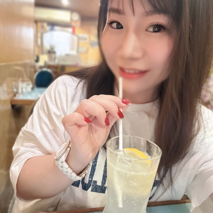 (❁⃘•ω•)ノおはようございますっ~♪
旅先から
お届けしておりまする🧳
昨日は移動で
疲れちゃったのか
夜も早めに寝たはずなのに
いつもよりも
たくさん寝ちゃった( ¯꒳¯ )ᐝ
ちなみに、
この写真は
久しぶりに飲んだ
生レモンスカッシュ🍋
喫茶店のレモンスカッシュって
なんでこんな
美味しいんやろう( *´꒳`*)
♡.*・゚┈┈┈┈┈┈┈┈┈┈・*.♡
次回⇒24日(土)12時~
♡.*・゚┈┈┈┈┈┈┈┈┈┈・*.♡
引き続き今日も
旅行満喫して来ますっ🎵🎀
笑顔いっぱいな日になりますように😊💕
紫音💜なつきᵕ̈*