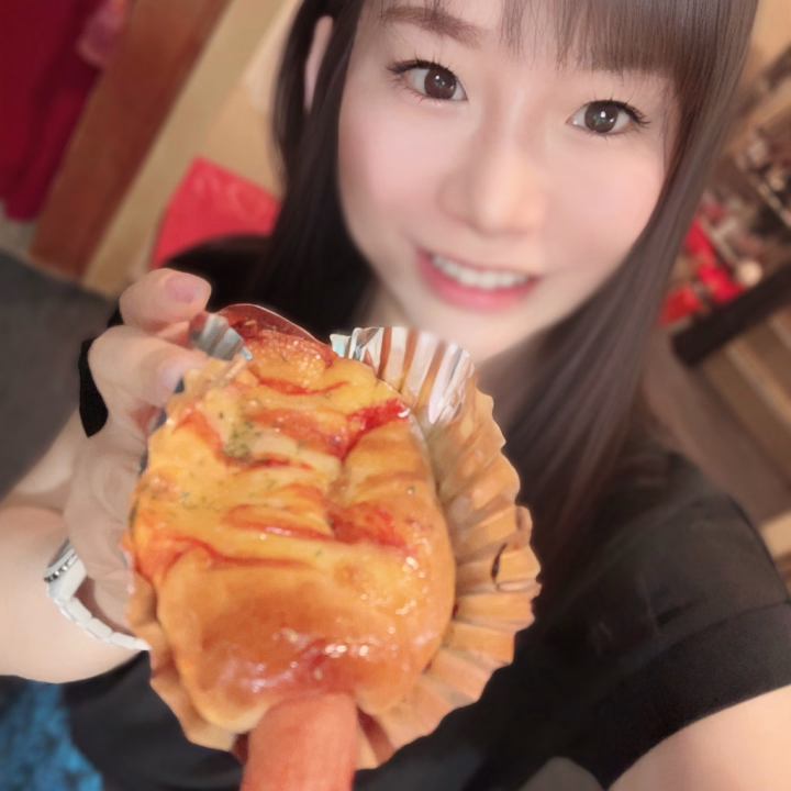 早起きして
行きたかったのは...



パン屋さんでした🍞(ᐛ 🍞)



最近なかなか
寄り道出来てなかったから
用事済ませつつ
大好きなサカエパンさん
行って来たよっ( ◜ω◝ و)و"🎶




大きなウインナーのパン
めっちゃ美味しくて
一気に食べちゃった➰😋





あとは...


おにぃさまの██を...❤️❤️







どうやら狙い目dayみたい| ᐕ)🩷


おにぃさまからの
お誘いをめーっちゃ
楽しみに待ってます😚✌🏻️♡






紫音💜なつきᵕ̈*