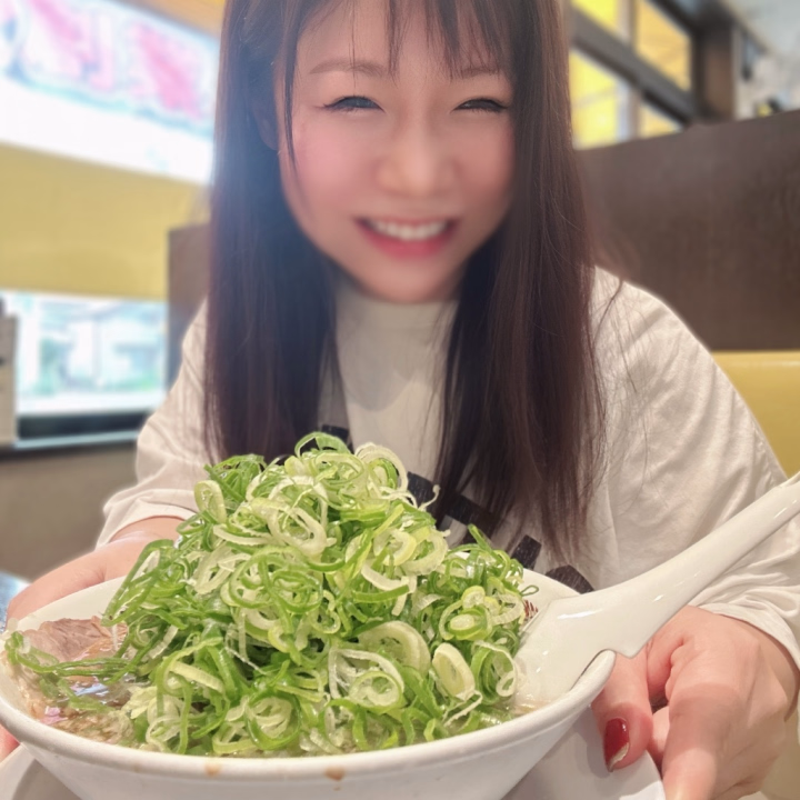 今回のお休みの
最初のお楽しみ❤️
大好きな来来亭行って来ました🍜
もちろん今回も...
ラーメン麺硬め
ネギ多め
刻みネギトッピング👍✨✨
最高すぎてやばいい🤤❤️
しっかりがっつり
ネギチャージ出来たので
大満足ですっ⤴️✨✨
さーて、この後は...!?
何すると思うう🤭❓
紫音💜なつきᵕ̈*