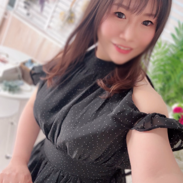 (❁⃘•ω•)ﾉおはようございますっ～♪




とっても美味しそうな
パンケーキが出て来る夢を
見ていたから...


起きて早々に
お腹鳴りましたꉂ(´꒳` )w




バターとメイプルシロップの
シンプルなパンケーキ
食べたいなああ🤤🤍

あ！
金津めしにもあるから
頼んでみようかしら(´∀｀*)ﾌﾌ



本日のなつきちさんも
大変元気でございまする⤴︎⤴︎💕







今日は12時～出勤します🌼*･

事前のご予約もありがとう🙌🏻︎‪💕

【22日】
14時20分～
ご予約受付中🙆🏻‍♀️❤️


おにぃさまからの
素敵なお誘い
お待ちしておりまする😚😚💕





紫音💜なつきᵕ̈*