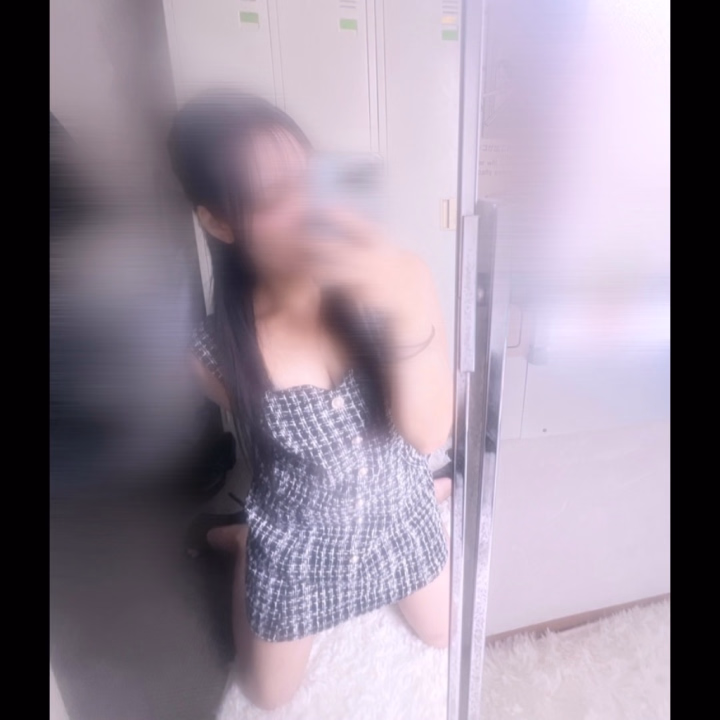 みやです！！
本日20時から24時まで出勤です！🫶🏻

昨日から18日まではいつもと違った衣装でお兄さんをお出迎えします🧚🏻. 𓈒𓏸︎︎︎︎
みやも初めて着るの！！
お兄さんに喜んで貰いたい！と思ってみや用意したから見に来てくれたら嬉しいな🥹

恥ずかしいけどとっても楽しみです(՞ ܸ. .ܸ՞)💞

よろしくお願いします🎀