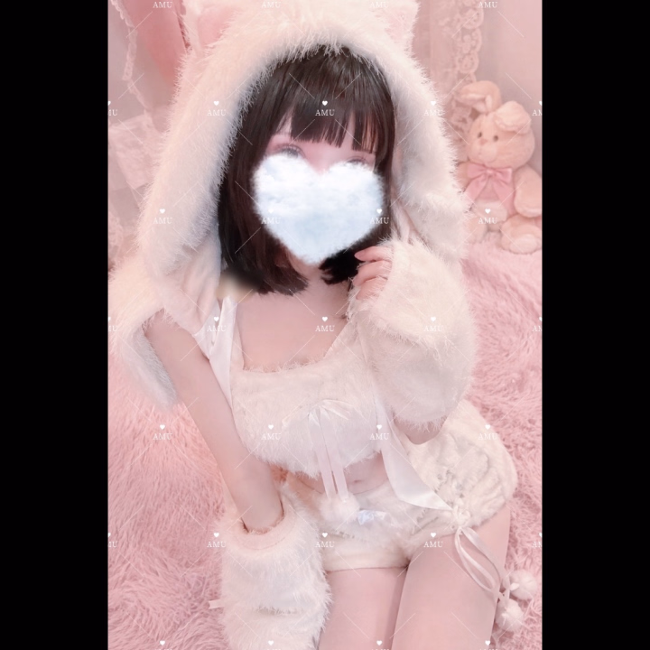 前回も会いに来てくださった皆さま、本当にありがとうございました🥹💕

久しぶりにお会いできた方に会えて、思っていた以上に嬉しくなってしまいました🥰🫶🏻
そして、その時間の中でちょっぴり奇跡みたいな瞬間にも立ち会えて😳✨詳しくはここでは内緒ですが🤫💕 あのタイミングで一緒にいられたことがすごく嬉しくて、帰ってからも思い出していました🥹🤍

素敵な出来事まで含めて、皆さまと過ごす時間ってやっぱり特別だなぁと思います🫧💭
久しぶりでも変わらず優しくしてくださったり、出張のお土産をくださったり、当たり前じゃないからこそ本当に嬉しいです🥰🤍
仲良し様も、気になっていて初めて会いに来てくださる方も、一人ひとりとの時間を大切にしたいなと思っています🫶🏻💕

今日で8月も最後ですね🌻✨
夏の終わりに、少しでも一緒に過ごせたら嬉しいです🥺🤍

本日は 17:30〜23:00 までいます🎀

8月最後の日も、たくさん素敵な時間になりますように🌙🤍
今日もお待ちしています🐰💕