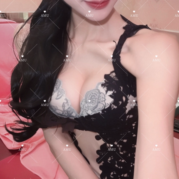 🍓本日17:30〜22:00まで出勤です🫧

前回のお昼出勤では、初めましてのお兄様も、仲良し様も、すっごくお久しぶりのお兄様にもお会いできて、とっても楽しい時間を過ごせました🐰💗

会いに来てくださった皆様、本当にありがとうございました🌷

久しぶりにお会いできたり、新しい出会いがあったり、やっぱりこうして一緒に過ごせる時間って特別だなぁって改めて感じました🍒

今回もたくさんのお兄様とお会いできたら嬉しいなとわくわくしてます🔆

まだお会いしたことのないお兄様とも、もっと仲良くなりたいですし、仲良し様とは前回よりもさらに距離を縮められたらいいなって思っています🧸🎀

少しでも気になってくださっているお兄様、会いに来てくれたら嬉しいです🍑

会ってみたらきっと、日記だけでは伝わらない私のことも知ってもらえるはずです！笑

本日も素敵な出会いがたくさんありますように🪄✨

皆様にお会いできるのを楽しみにお待ちしております🌙🍓