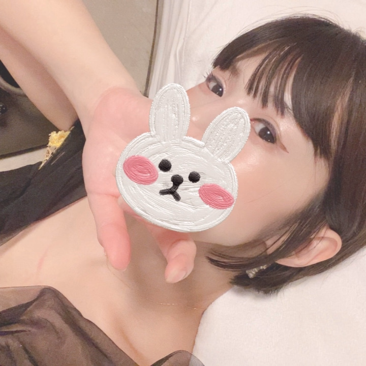 先日たまたまお店で見つけたヘアケア商品が大当たり！

めっちゃ艶が出るぅー✨️
気に入りすぎて買い置きを購入しに行きました(ﾟ∀ﾟ)ｱﾋｬ(ﾟ∀ﾟ)ｱﾋｬ(ﾟ∀ﾟ)ｱﾋｬ

普段は買い置きなんぞしない人なのですが
美容院専売品より艶が出る！手触りが柔らかくなる！サイコーって事で
艶ミスト3本購入✨️シャンプー&トリートメントも同ブランドでGET(ﾟ∀ﾟ)ｱﾋｬ

これで私の髪の艶の治安は保たれます
(ﾟ∀ﾟ)ｱﾋｬ