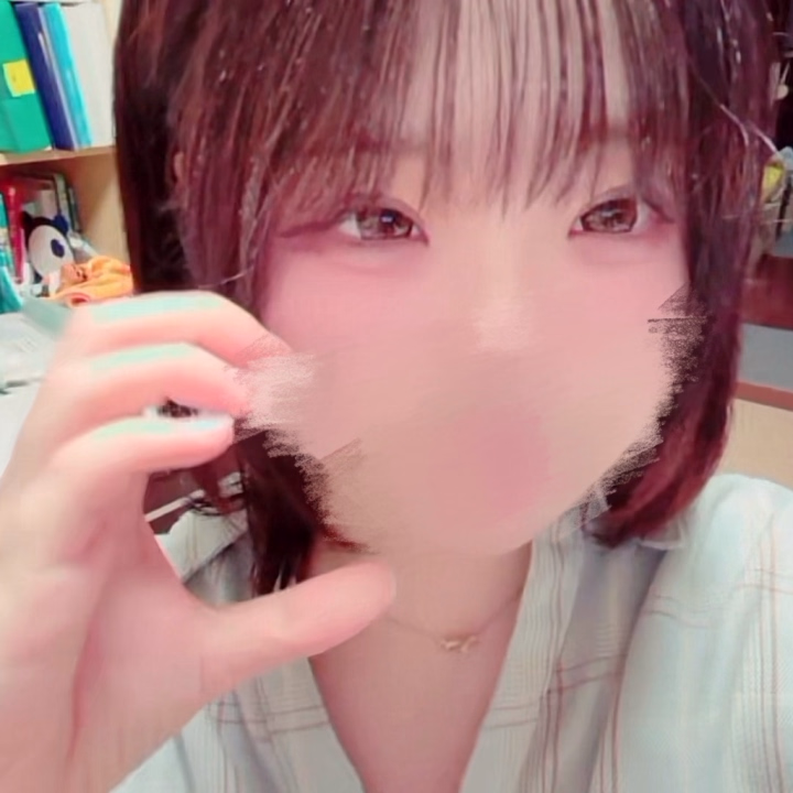 おはよーございます(｀･ω･´)ｷﾘｯ
今日は寝坊しなかったあしゅりです‼️

雨ですねー、！
本格的につゆ入ったなーって感じです🙂‍↕️

昨日はとっても素敵な差し入れを頂いたのでるんるんでした🎶

今日は7:00~15:30でいます！！
雨だけど、ぜひぜひ会いに来てくださいねっ！✨