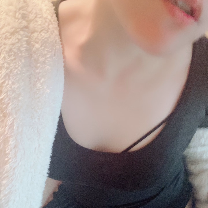 昨日お誘いいただきました方、ありがとうございました✨
とても感じてくださって。
無理とおっしゃっている中で、しっかりと何度も楽しませていただいて。。。
ありがとうございました🥹

意外と？なんですが、みなさまにお時間内で何回も楽しんでいただけるのは好きです✨
夜這いオプションでの目隠しでのプレイ。その後のシャワーでお話したりまったり過ごした上で二回目という流れになるのですが。。。
一度肌を合わせてお互いの事を知った上でのプレイはまた違った楽しみがありますよね。

何回目でも知らない一面を知れるのは、嬉しい事です☺️

本日はこの後１５時よりの出勤です。
いろいろな一面を見させていただけたら嬉しいです。

お時間合えば、お誘いお待ちしてます✨


パウダー&オイルマッサージのオプションが追加になりました。
身体の疲れがある方、ゆっくりとリラックスしたい方。お声かけいただければ嬉しいです。
欲望のままにスッキリした後に、マッサージで身体のお疲れもスッキリさせませんか？？
パウダーでのゾクゾク感を楽しみたい方もぜひ。
お声かけお待ちしてます。


汐音。