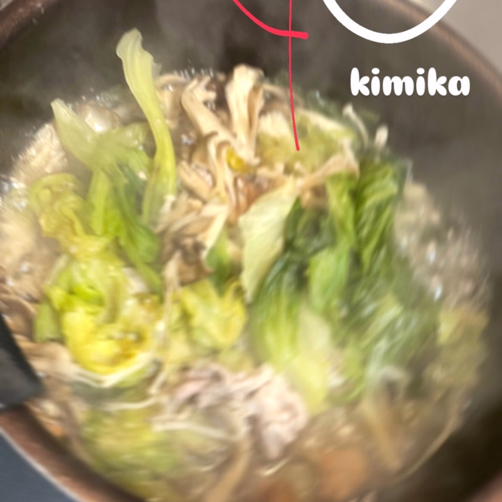 痩せたいけど
食べないダイエットってめっちゃストレスだよね…

食べる事が大好きなきみかからしたら
食べる楽しみが奪われるのはキツすぎる…

いっぱい食べて痩せたいよね😌

太らない食べ物でお腹いっぱいにしたらいいんや！！と気付いてから
野菜たっぷり食べて太らないように気をつけてるよ😌

なんせ食っちゃ寝しかしないぐーたら野郎なので…

🩷レタス…1たま
🩷えのき…好きなだけ
🩷舞茸…好きなだけ
🩷豚バラ肉…5枚ぐらい

🩷塩麹…大さじ2
🩷鶏ガラ…大さじ2
🩷ホワイトペッパー…少々
🩷ごま油…一周

水が沸騰した鍋にダシ入れて
ダシが取れたら具材をどさっと

くたくたになるまで煮たら調味料入れてもう一煮立ち

完成したらごま油とお好みでホワイトペッパー振って完成🩷

簡単で美味しいから是非🧸


水分いっぱい摂って体内の水分は新しいものに変えて
食べた物は便としてちゃんと出す！

腐るって漢字は肉が付いて腐るだよね。

お腹すっきりからっぽにしたい時は

野菜ときのこたっぷり食べて
白米じゃなくて玄米と納豆も食べて

太りにくい身体になっちゃお〜！！