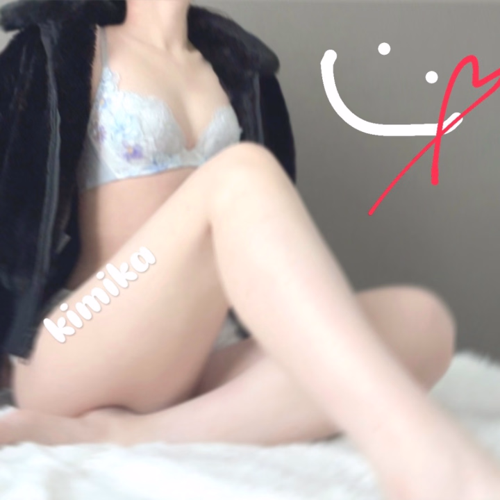 ハグとキスはお好きですか？

きみかはだ〜いすきなのですが、
ハグの肌が合うと身体の力が抜けるのに、

キスの波長が合うと段々燃え上がってくるあの感じ

めちゃくちゃ好きなのですが
同じ人いるのかな🫣？

毎日愛猫に猫吸いとキスしまくってるぐらいにはキス魔なのですが、
昨日なやり過ぎて鼻噛まれてしまいました笑

キス魔でも大歓迎だよ🥺
というお兄さんいたらキスの嵐
是非受けてください〜🧸🩷