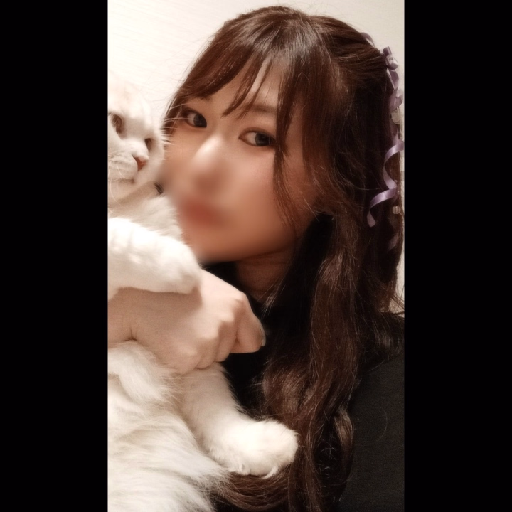 本日も出勤！！！！
ラスト24時までおります💓

なんだか雨が降りそうなどんより雲ですね
もう梅雨だし、いつ降っても
おかしくないけど💭

これから1週間くらい
毎日雨マークがどこかしらに
ついていて、なんとなく憂鬱😖

早く梅雨終わって
夏にならないかなあ🥲
夏嫌なお兄様もいるかもだけど
私は夏好きなので今年の夏も
目一杯楽しみたいです✌🏻

今日も楽しい1日になるといいな🙏🏻💕
お兄様のお帰りお待ちしてます！！